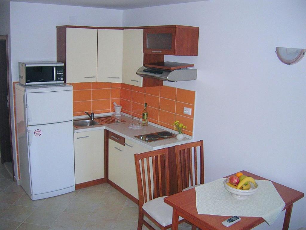 Apartments Villa La Riva - Seafront Accommodation Сутіван Екстер'єр фото