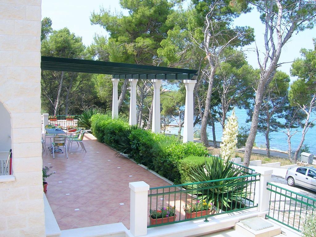 Apartments Villa La Riva - Seafront Accommodation Сутіван Екстер'єр фото