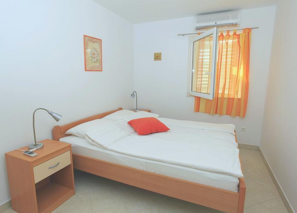 Apartments Villa La Riva - Seafront Accommodation Сутіван Номер фото