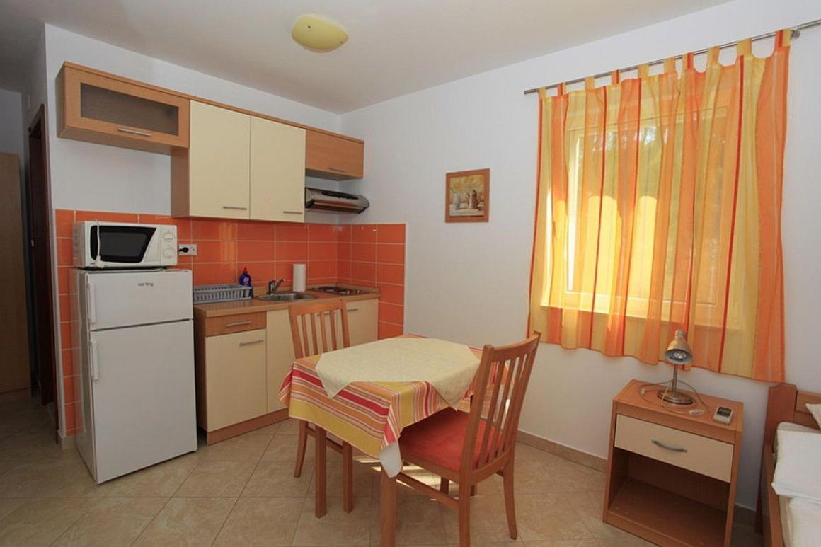 Apartments Villa La Riva - Seafront Accommodation Сутіван Екстер'єр фото